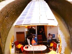 bateau fluvial solaire sur le canal du Midi