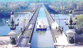 Le pont-canal de Briare permet le passage des bateaux au dessus de la Loire