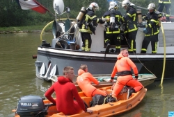 une peniche en feu intervention des pompiers