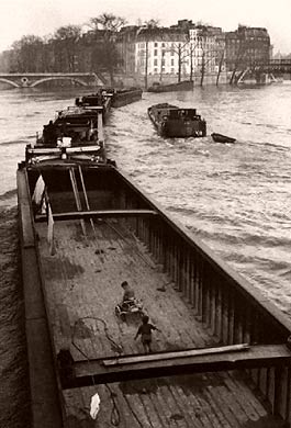 Péniche sur la Seine à Paris - Doisneau