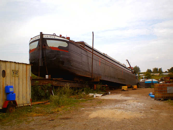 Péniche en cale sèche