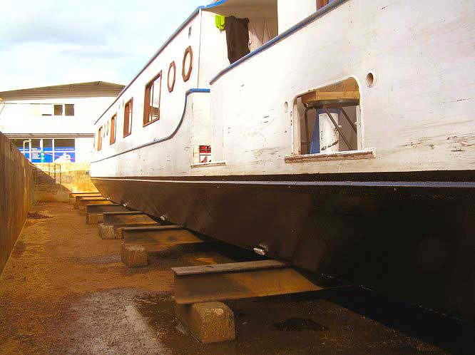 peniche au chantier naval