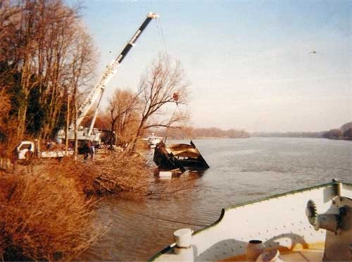 Découpage et évacuation d'une péniche coulée sur le Rhône