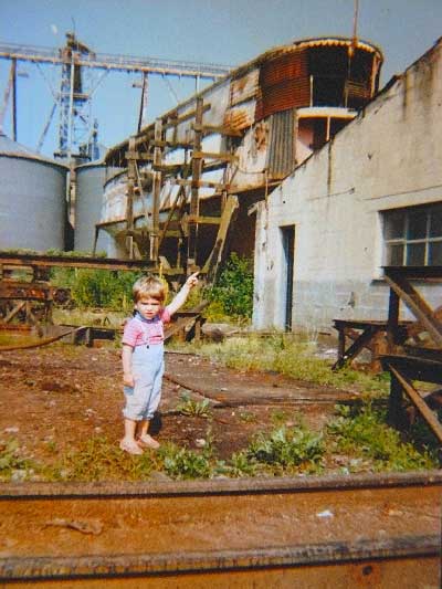 enfant dans un chantier naval
