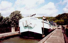 péniche traversant un pont canal près d'Epinal