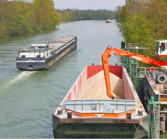 péniche et barge  de transport fluvial en chargement